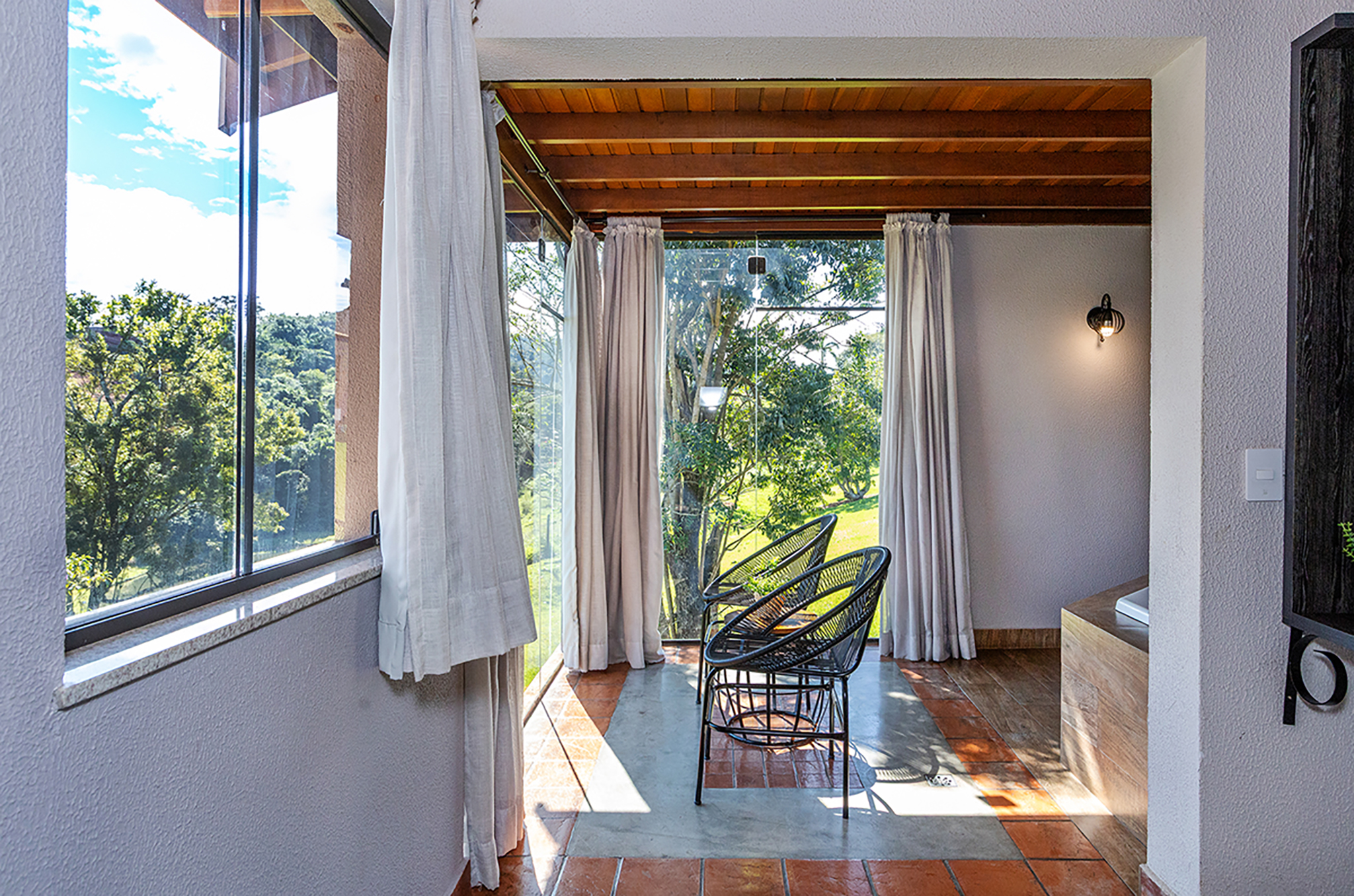 Área de estar da Suíte Deluxe com Banheira